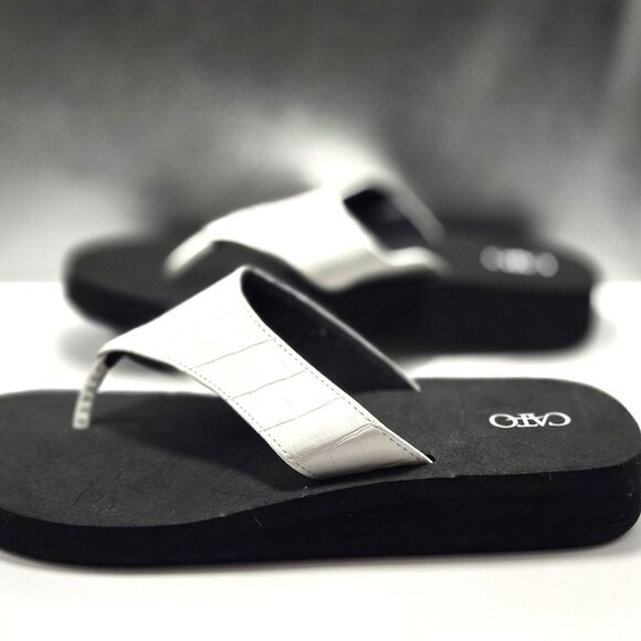 NEW Cato Women's Comfort Bright White Crocodile Print Thong Sandals Size 8 - Picture 2 of 3